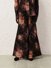 Pantalones anchos plisados con estampado ilustrado